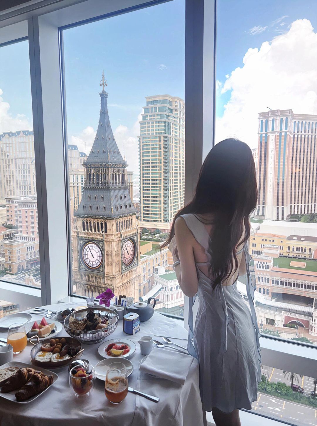 Macao-Staying at the Venetian Macau Casino Hotel, I like the super large floor-to-ceiling windows