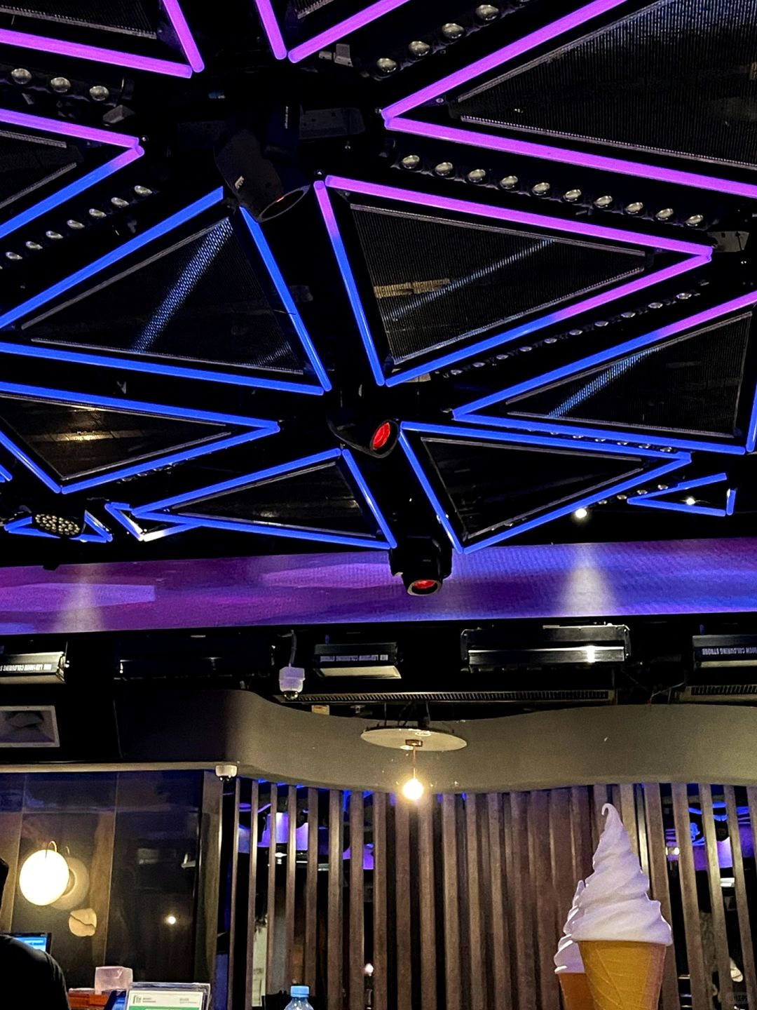 Hong kong-Lan Kwai Fong Boomerang/ Gram, drinking, eating, hookah, KTV, disco, all-round nightlife