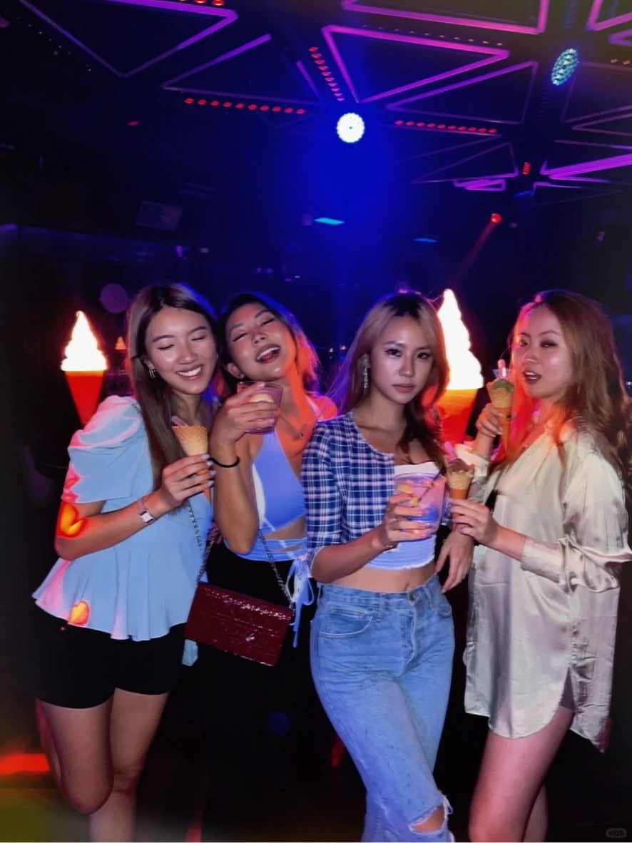 Hong kong-Lan Kwai Fong Boomerang/ Gram, drinking, eating, hookah, KTV, disco, all-round nightlife