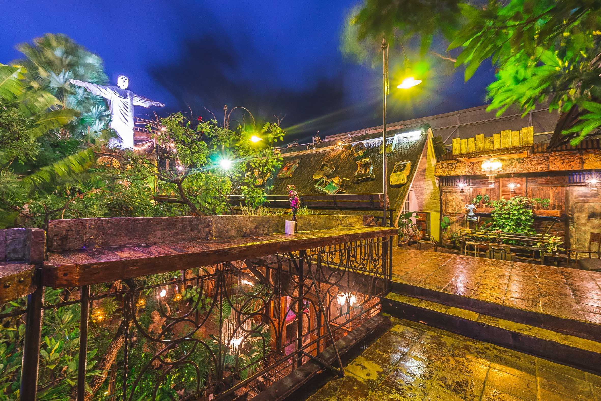 Bali-Immerse yourself in my happiness, dancing at La Favela Bar in Seminyak on Saturday