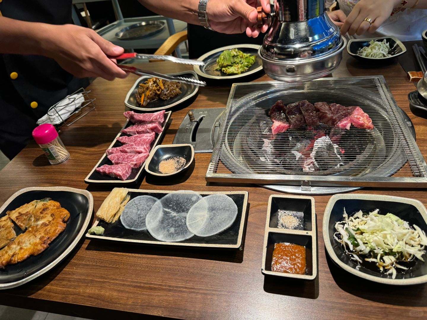 Cebu-Cebu Lapu Kaya Korean BBQ?, the waiter helped with the barbecue and was very nice