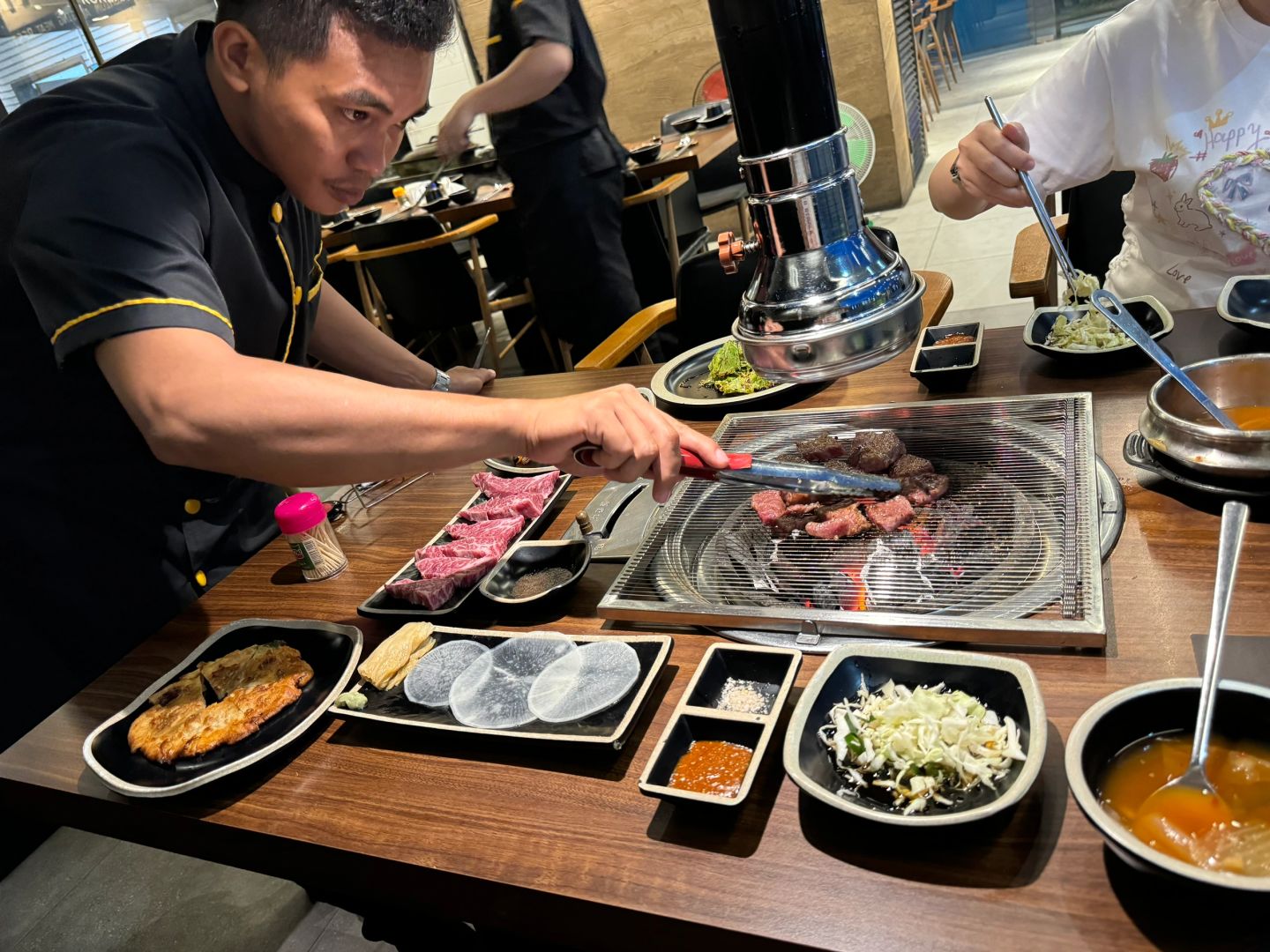 Cebu-Cebu Lapu Kaya Korean BBQ?, the waiter helped with the barbecue and was very nice