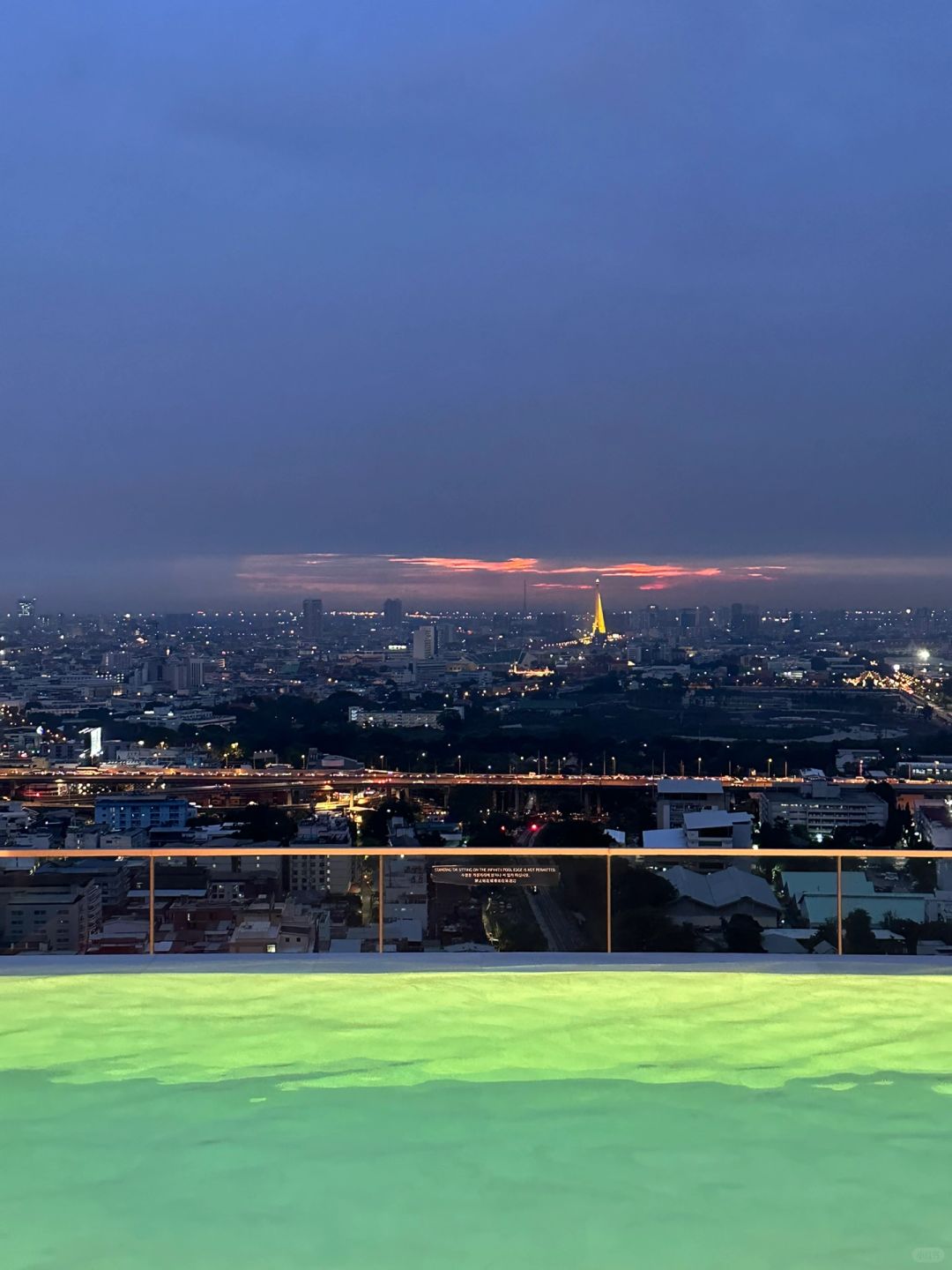 Bangkok-Eastin grand hotel phayathai, it is very pleasant to lie here and enjoy the scenery in the evening