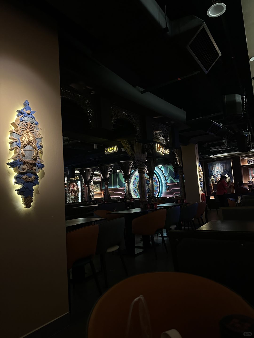 Singapore-Helen's Bar? has a very cool environment and beautiful decoration with a classic feel