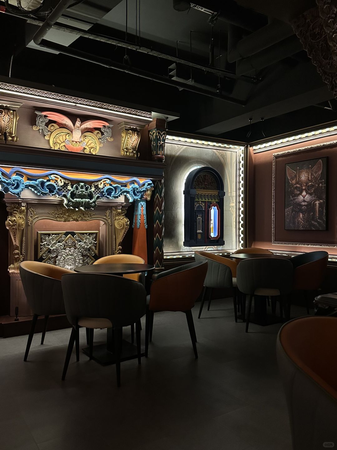 Singapore-Helen's Bar? has a very cool environment and beautiful decoration with a classic feel