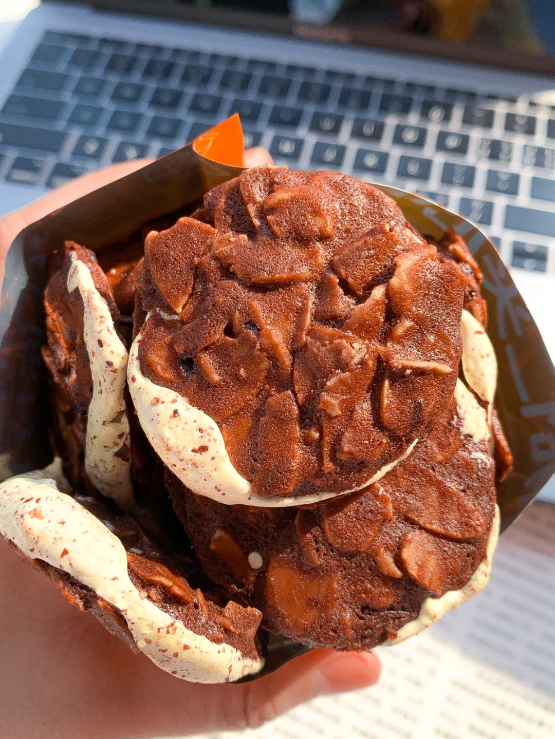 Taiwan-Taiwan's unique snack almond biscuits?, a perfect combination of chocolate and nut crust