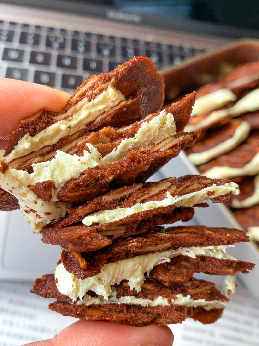 Taiwan-Taiwan's unique snack almond biscuits?, a perfect combination of chocolate and nut crust
