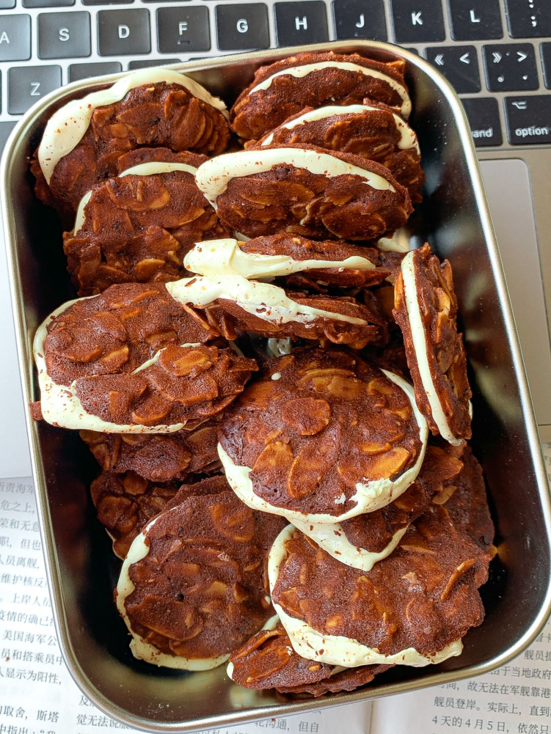 Taiwan-Taiwan's unique snack almond biscuits?, a perfect combination of chocolate and nut crust