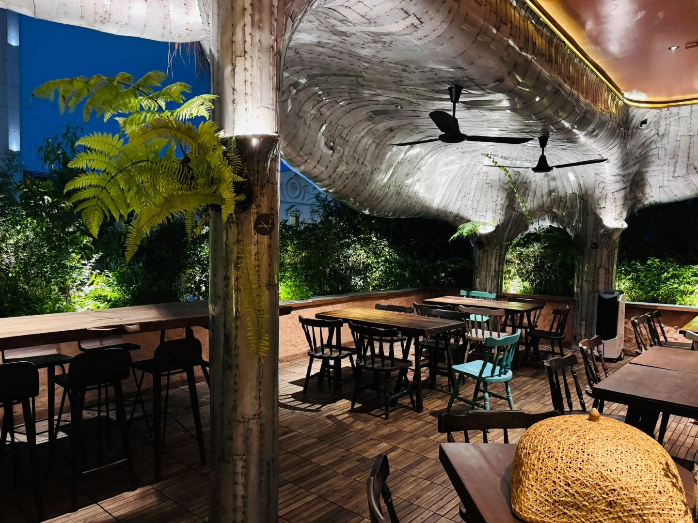 Ho Chi Minh-Hum Lounge Restaurant, a popular restaurant in Ho Chi Minh City, experience a fairy tale world