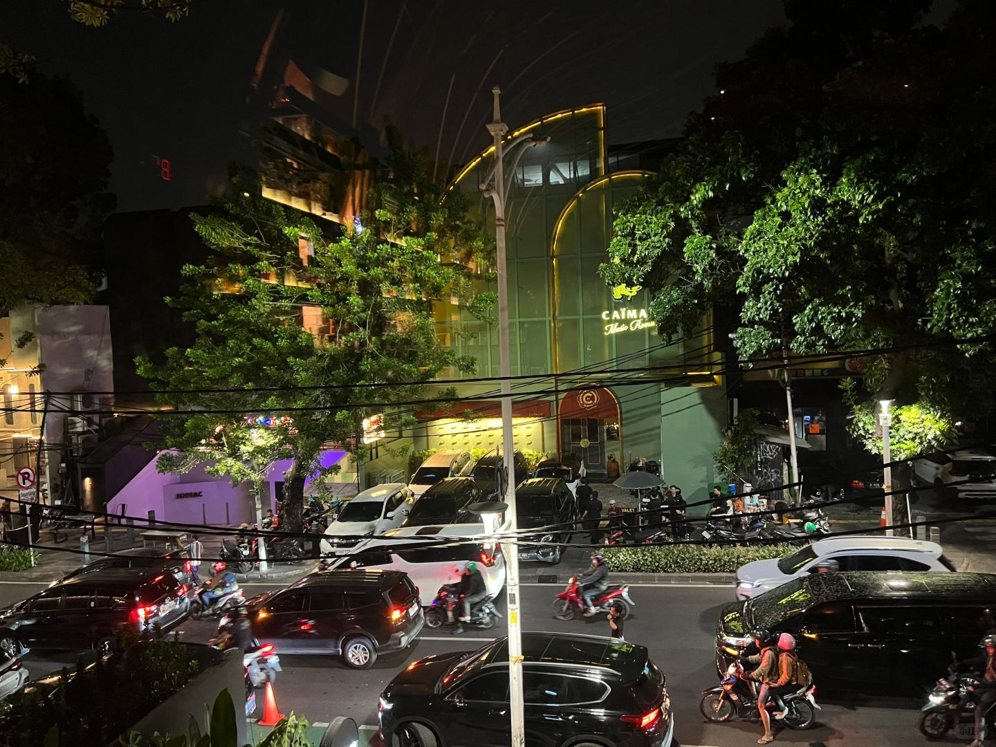 Jakarta-H Club is full of bright lights, fine wine, beautiful women and beautiful women