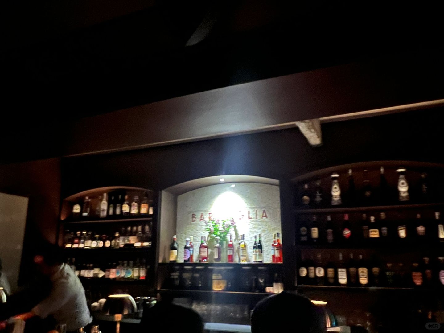 Jakarta-H Club is full of bright lights, fine wine, beautiful women and beautiful women