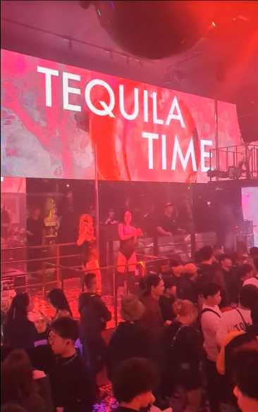 Osaka-The Super Pink nightclub in Osaka, sexy beauties dancing very beautifully