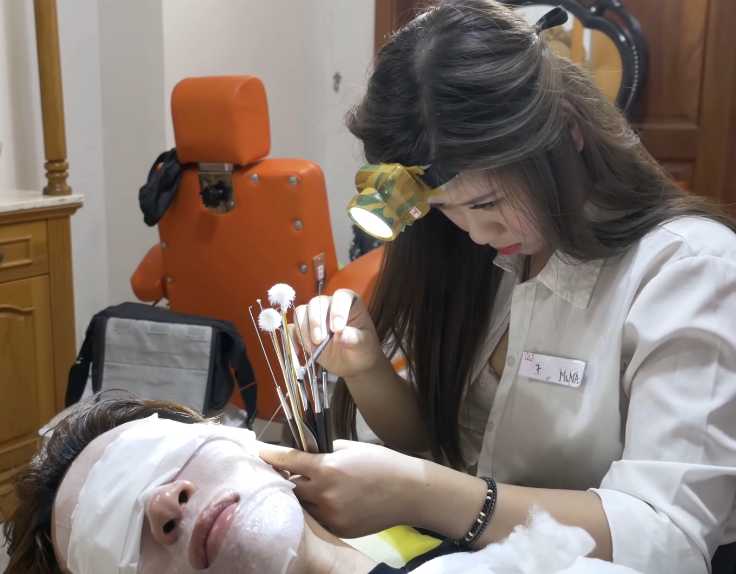 Hanoi-Vietnamese Emperor shampoo, shampoo + face wash + ear cleaning + shaving + nail cutting + full body massage and other full care services