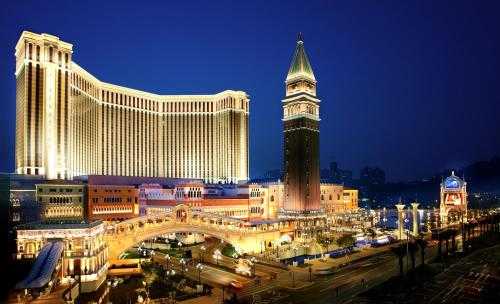 Macao-Macau Nightlife: Red Light District Nightclubs and Food Night Markets