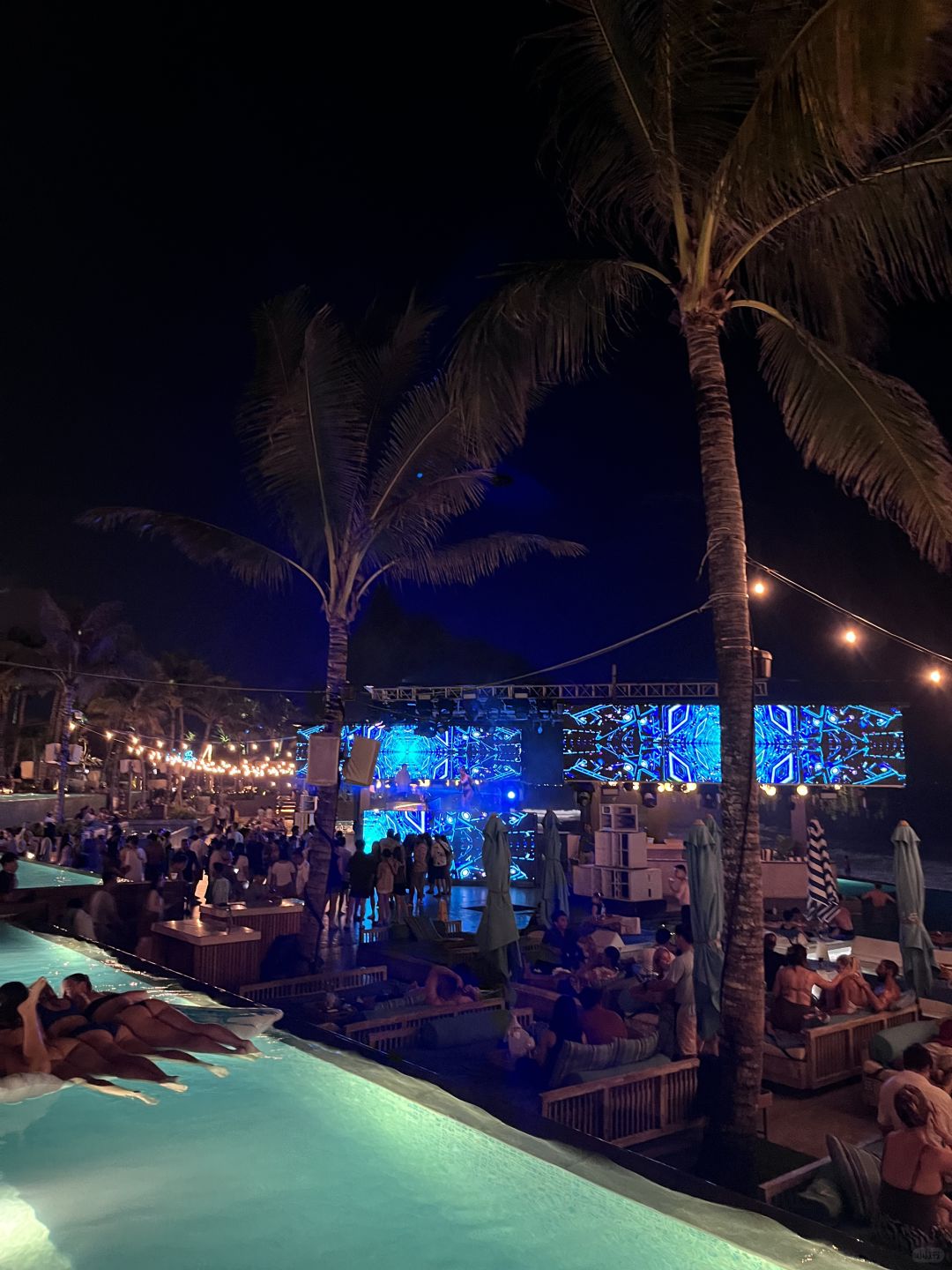 Bali-Bali's Jojo Blanca Kiki Bar?, bikini beach bar where you don't have to be shy