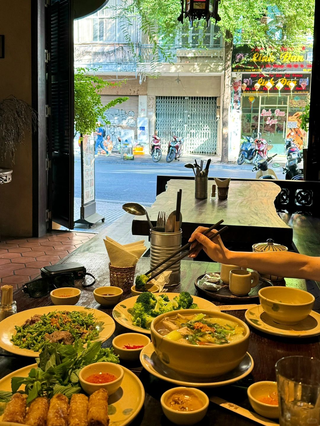 Ho Chi Minh-Ho Chi Minh Quan Bui and SH Garden food restaurant, fresh vegetables and seafood