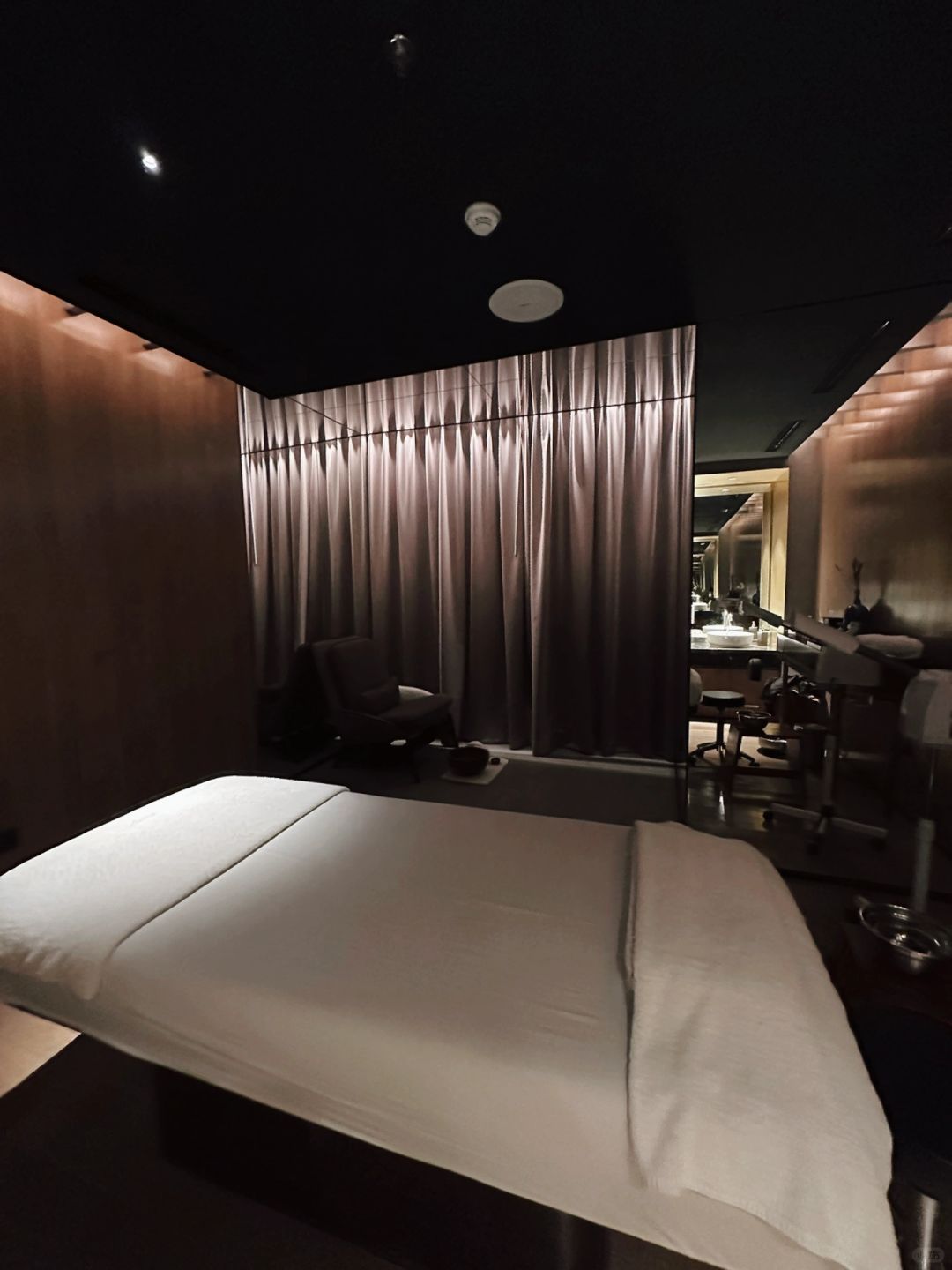 Jakarta-Four Seasons Spa on the 8th floor of Swiss Hotel Jakarta, experience Ritz-Carlton, Kempinski