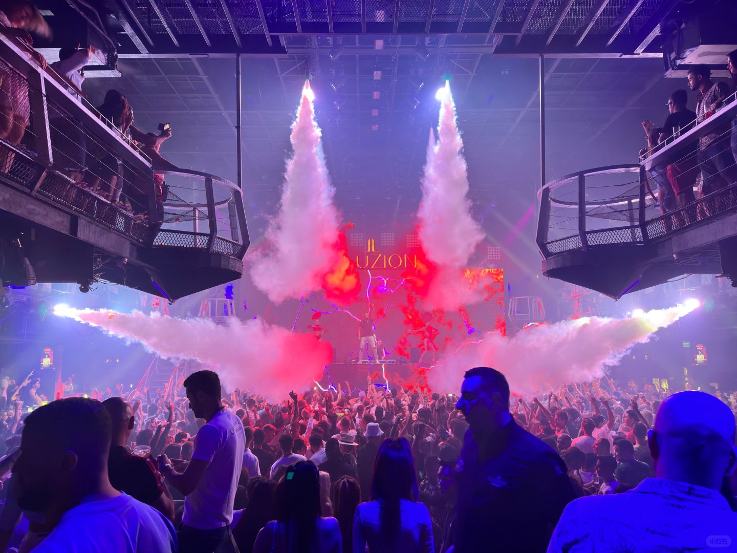 Phuket-Illuzion Bar, the world's top Phuket's largest nightclub, watch live dance performances