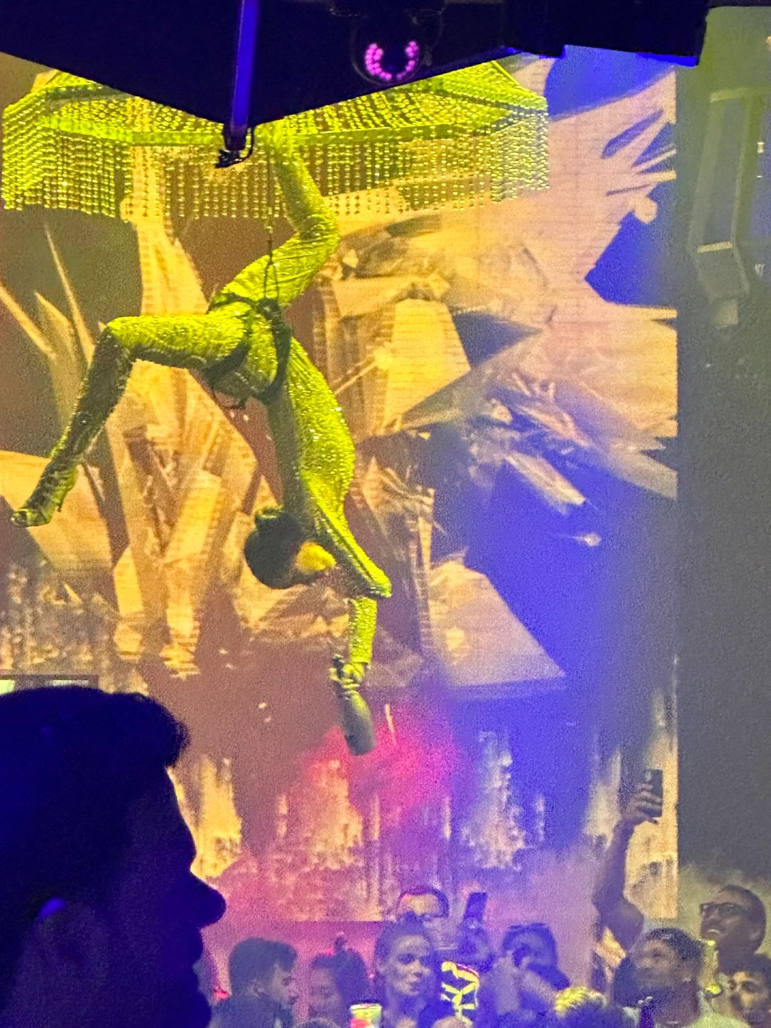 Phuket-Illuzion Bar, the world's top Phuket's largest nightclub, watch live dance performances