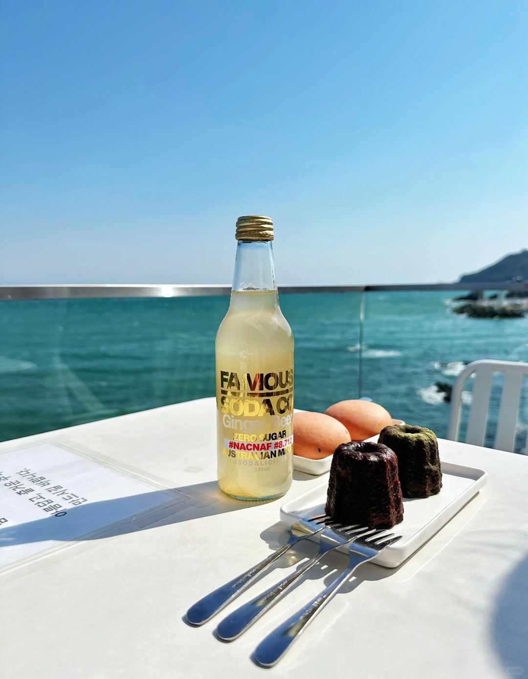 Busan/Jeju-The Coral ani cafe in Busan, South Korea, faces the sea and is breathtakingly beautiful