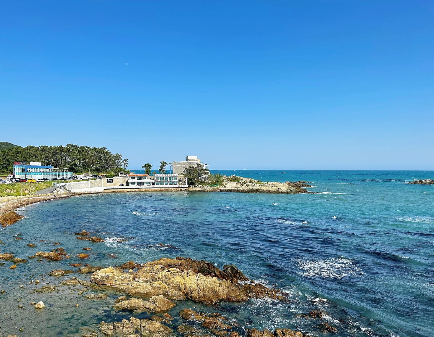 Busan/Jeju-The Coral ani cafe in Busan, South Korea, faces the sea and is breathtakingly beautiful