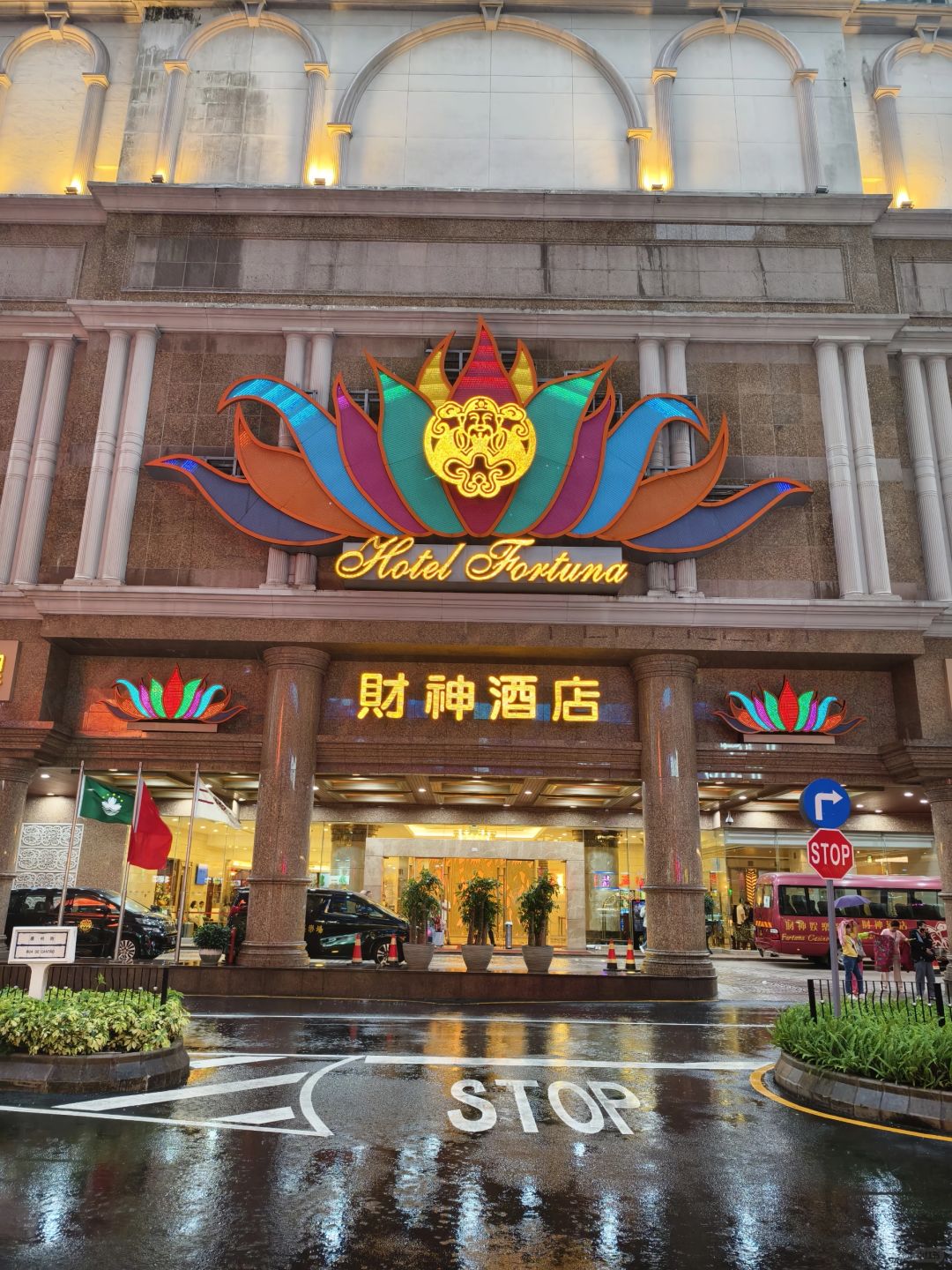 Macao-Macau city tour, experience the magnificent Grand Lisboa Casino and Fortuna Hotel