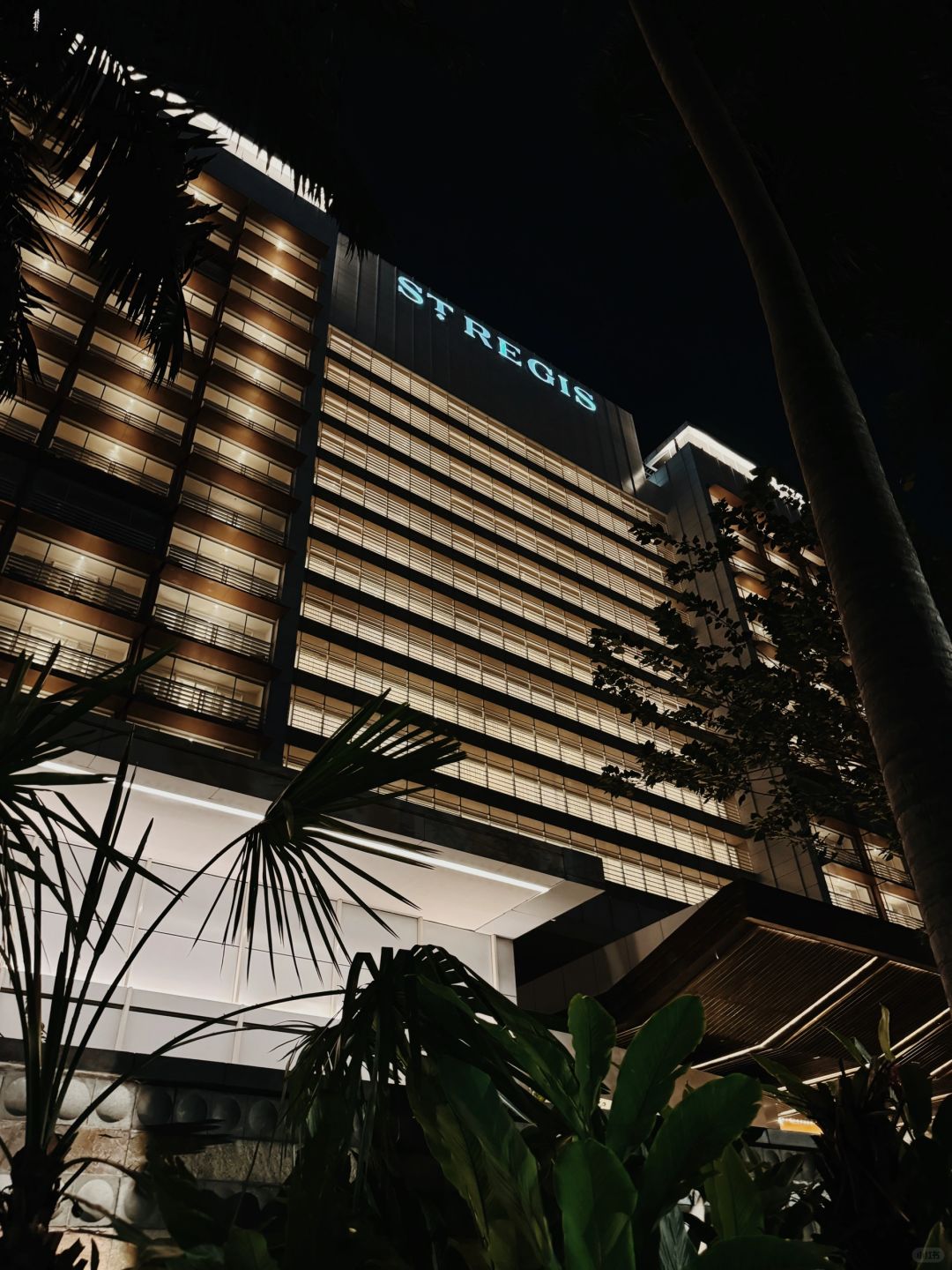 Jakarta-St. Regis Jakarta Hotel, with live piano music in the lobby at night