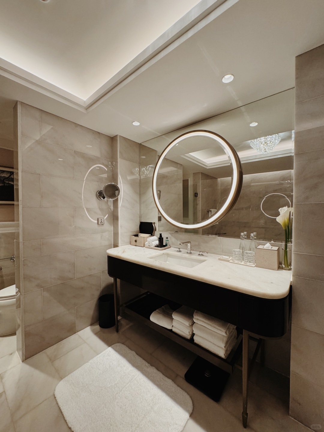 Jakarta-St. Regis Jakarta Hotel, with live piano music in the lobby at night
