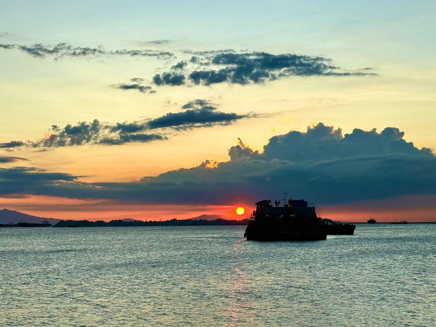 Manila/Luzon-2-Day Manila City Tour Experience, One of the Most Beautiful Sunsets in Manila Bay