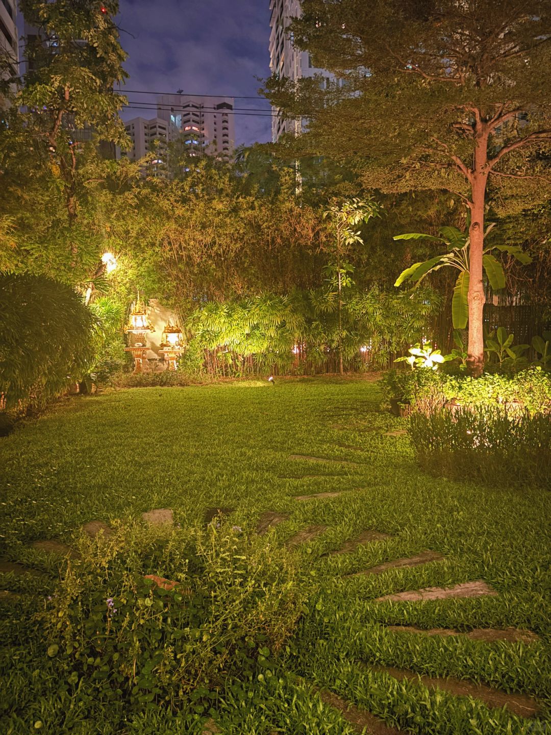 Bangkok-Divana, Bangkok's No. 1 SPA massage shop, with a desert oasis-style decoration