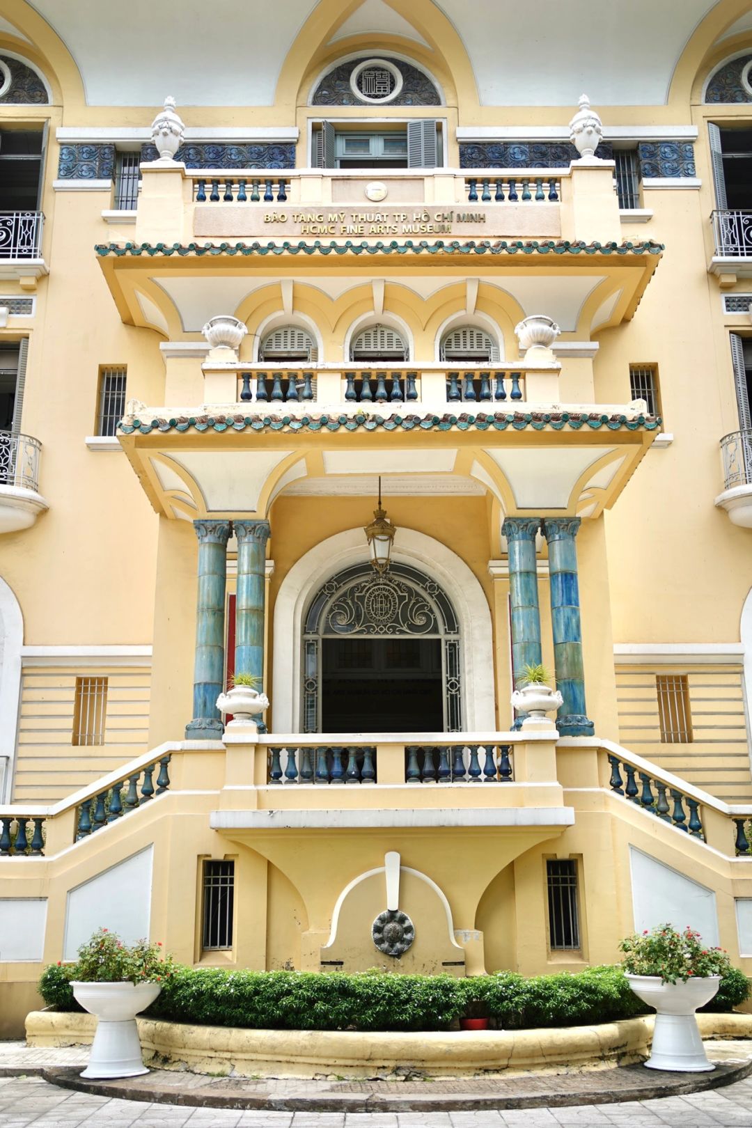 Ho Chi Minh-A 1-day travel guide to Ho Chi Minh City, including the Ho Chi Minh Museum of Fine Arts and the Pink Church