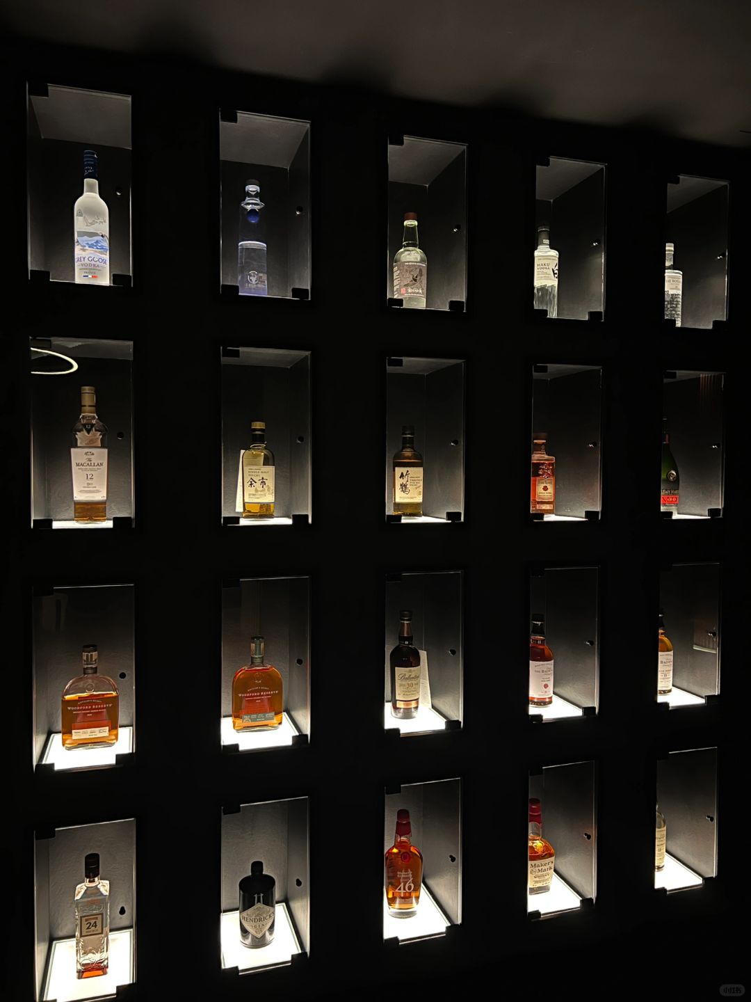Taiwan-Kaohsiung Chunyu SS Bar?, space-themed decoration style, tasting Galaxy Light cocktail