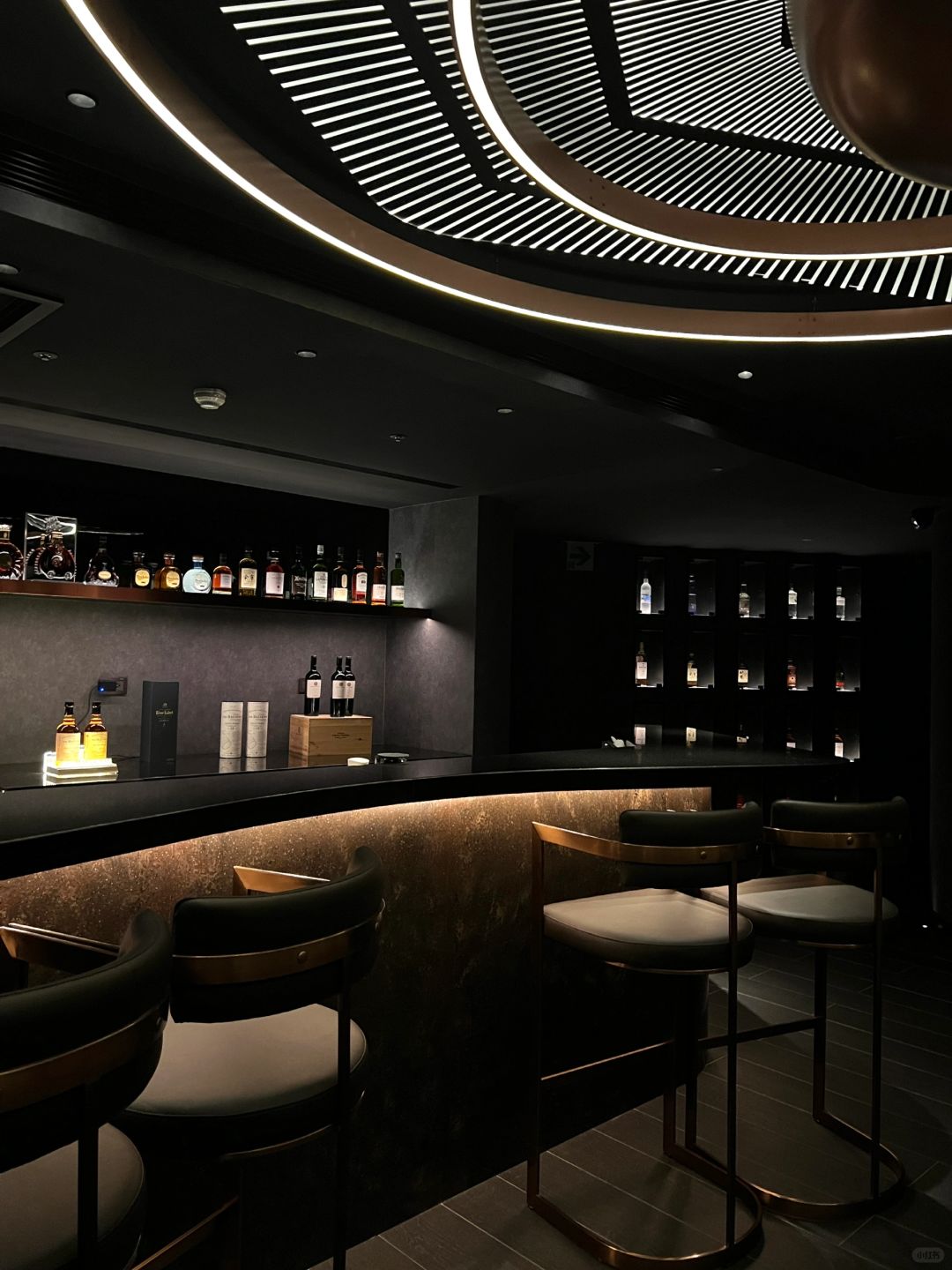 Taiwan-Kaohsiung Chunyu SS Bar?, space-themed decoration style, tasting Galaxy Light cocktail