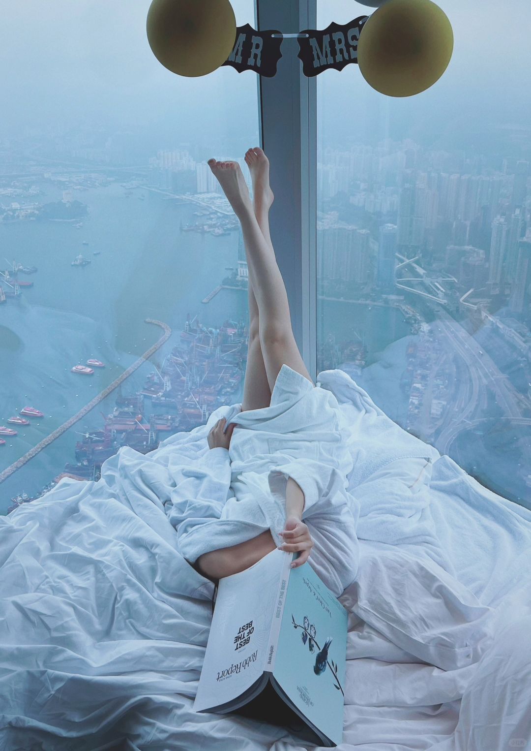Hong kong-The tallest Ritz-Carlton Hotel in Hong Kong overlooks Hong Kong from the clouds