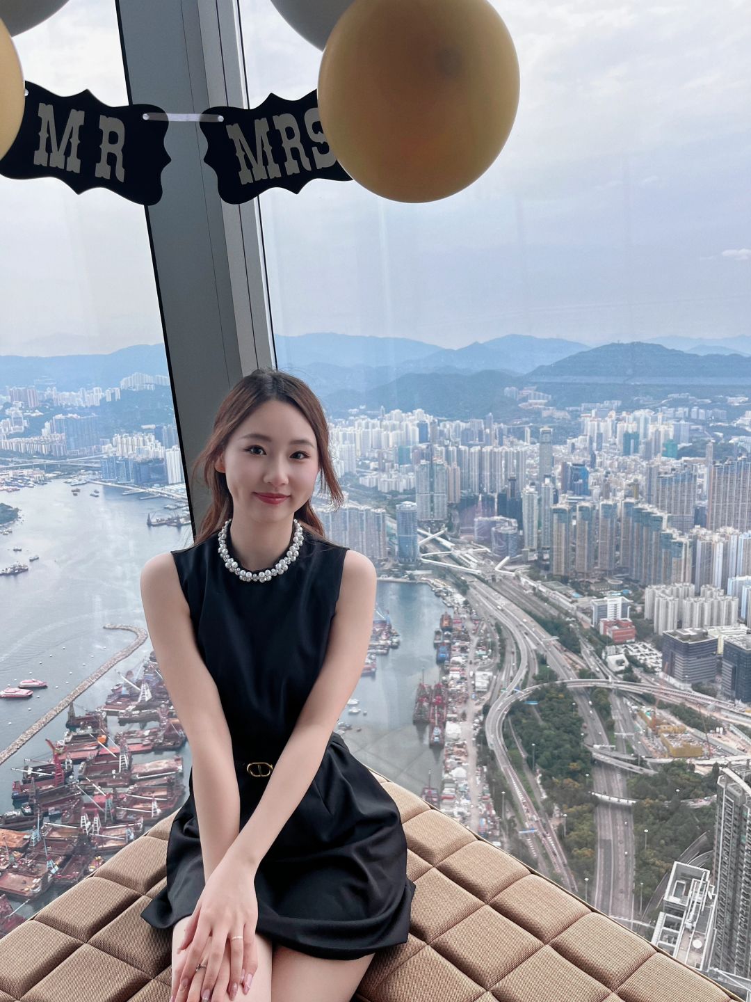 Hong kong-The tallest Ritz-Carlton Hotel in Hong Kong overlooks Hong Kong from the clouds