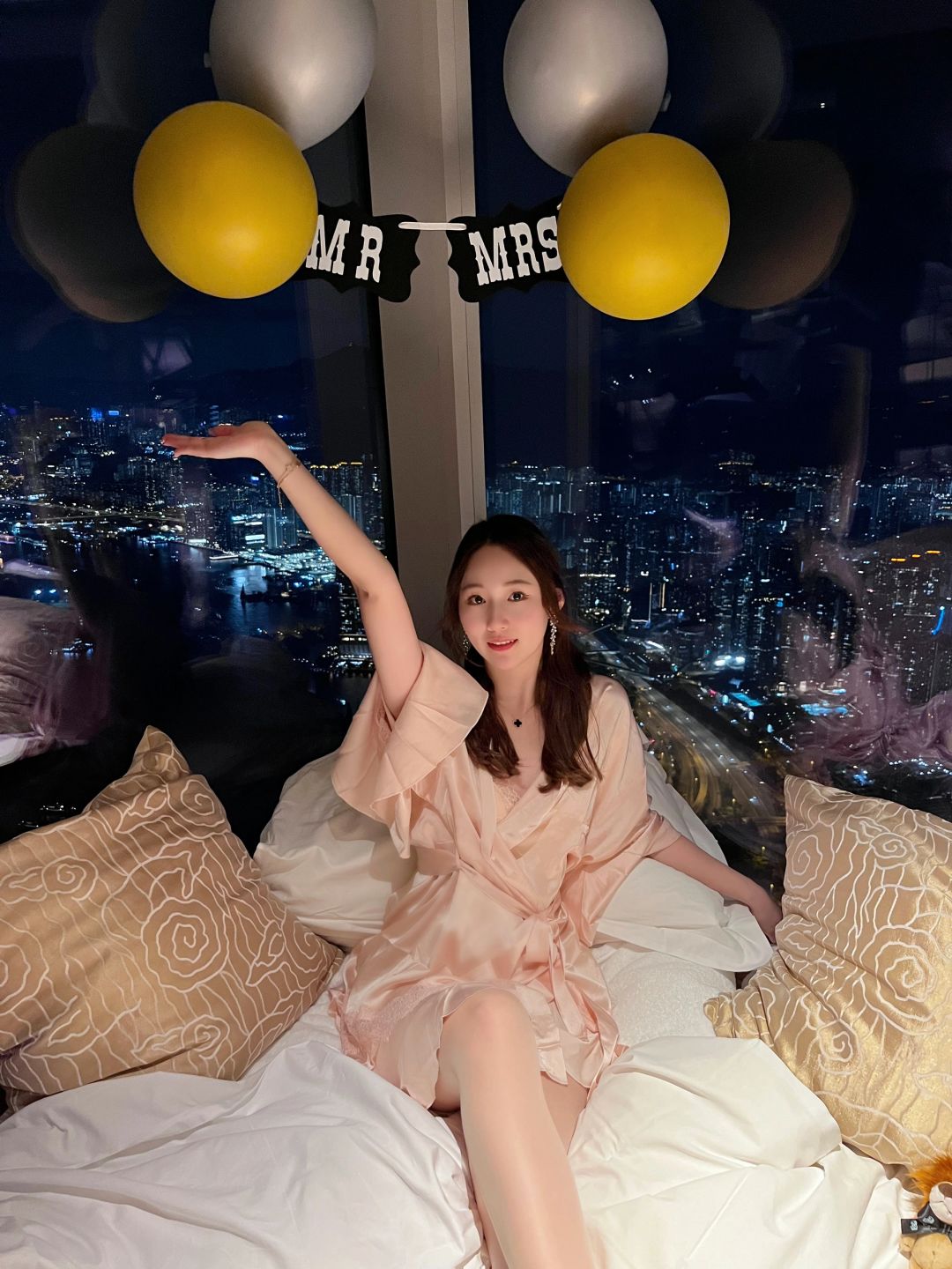Hong kong-The tallest Ritz-Carlton Hotel in Hong Kong overlooks Hong Kong from the clouds