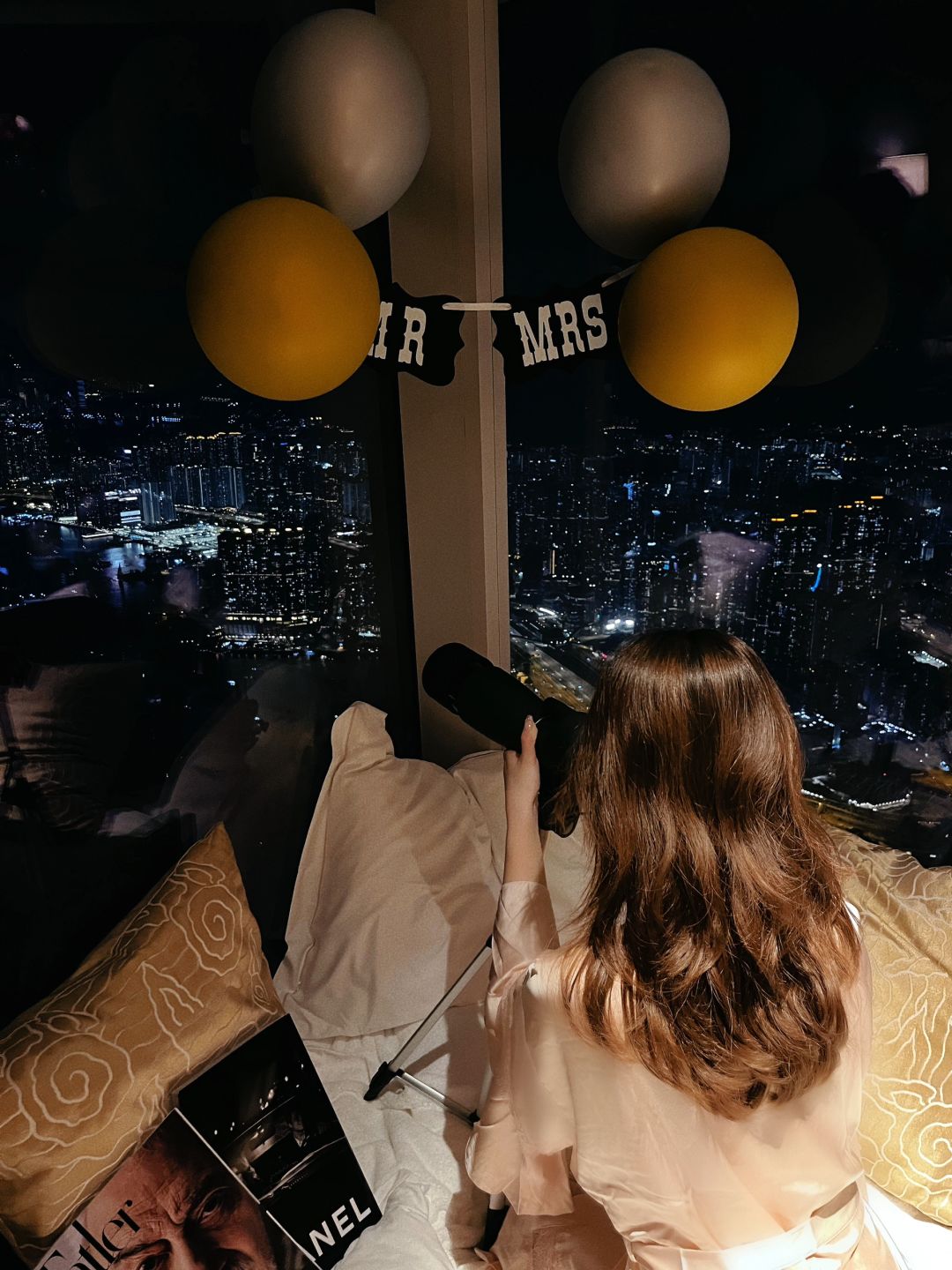 Hong kong-The tallest Ritz-Carlton Hotel in Hong Kong overlooks Hong Kong from the clouds
