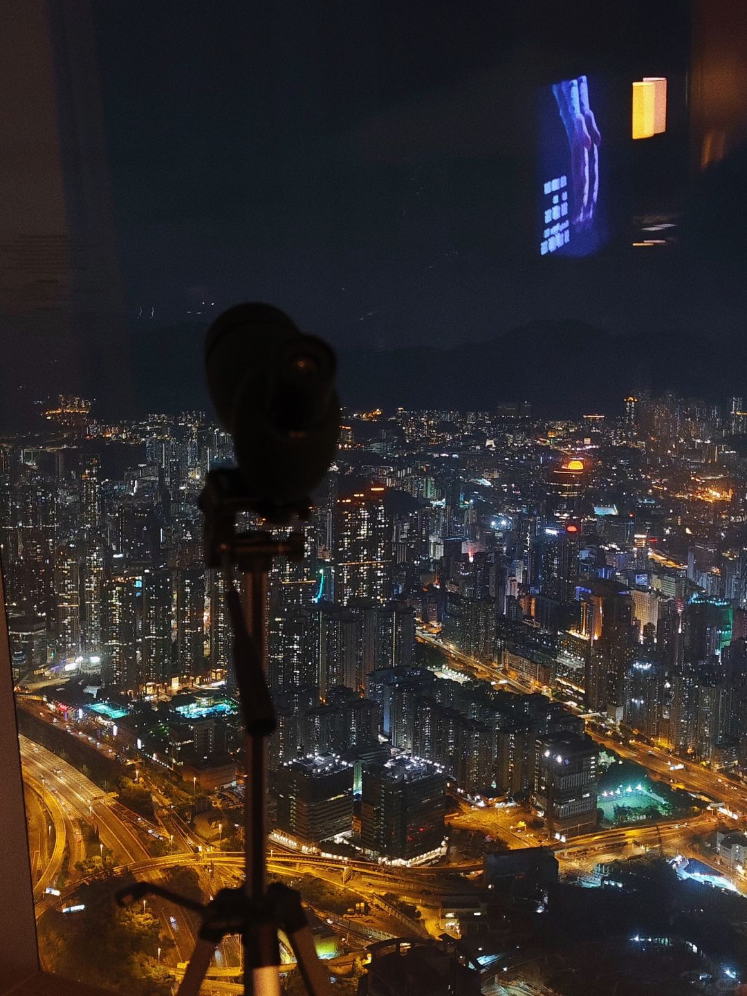 Hong kong-The tallest Ritz-Carlton Hotel in Hong Kong overlooks Hong Kong from the clouds