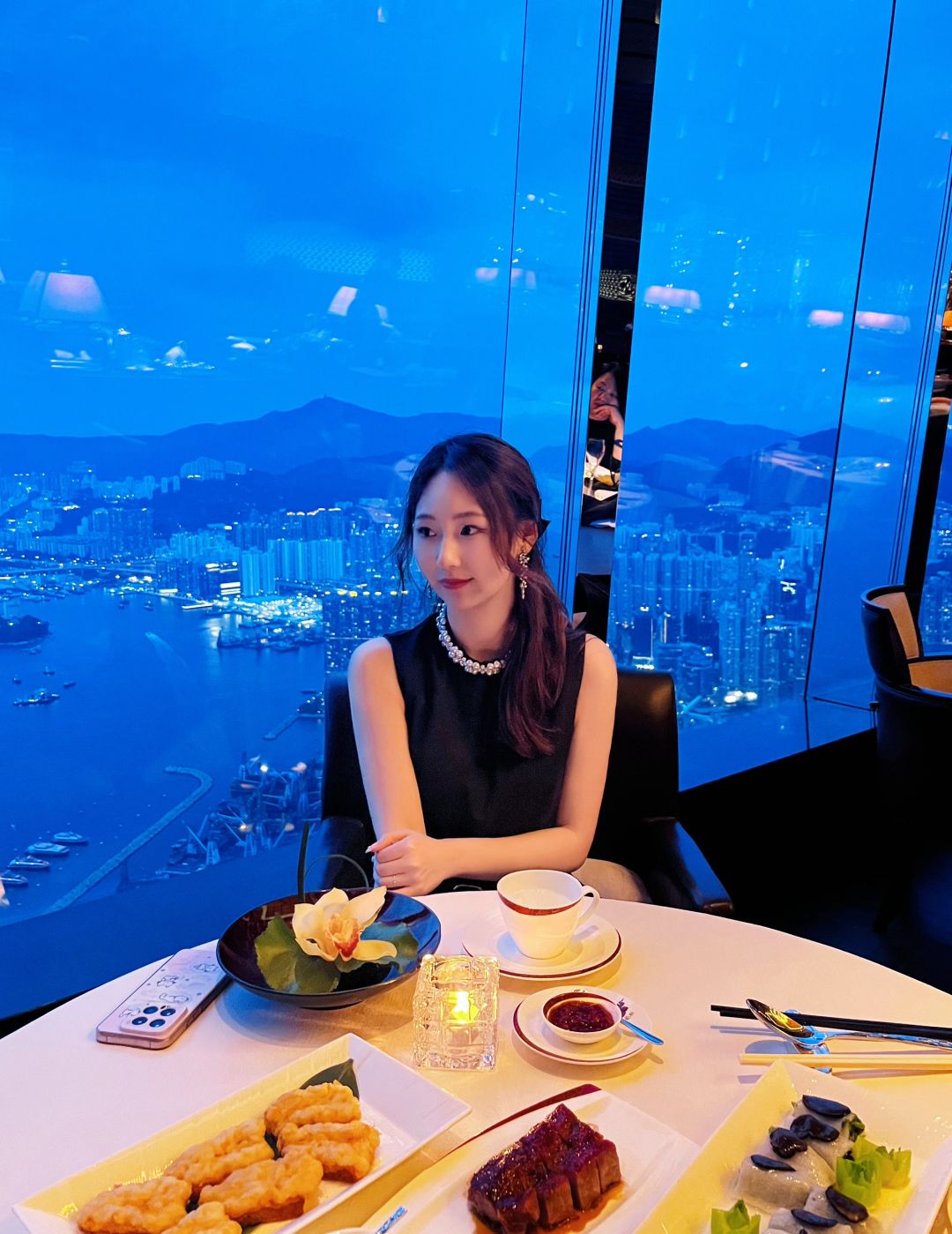 Hong kong-The tallest Ritz-Carlton Hotel in Hong Kong overlooks Hong Kong from the clouds