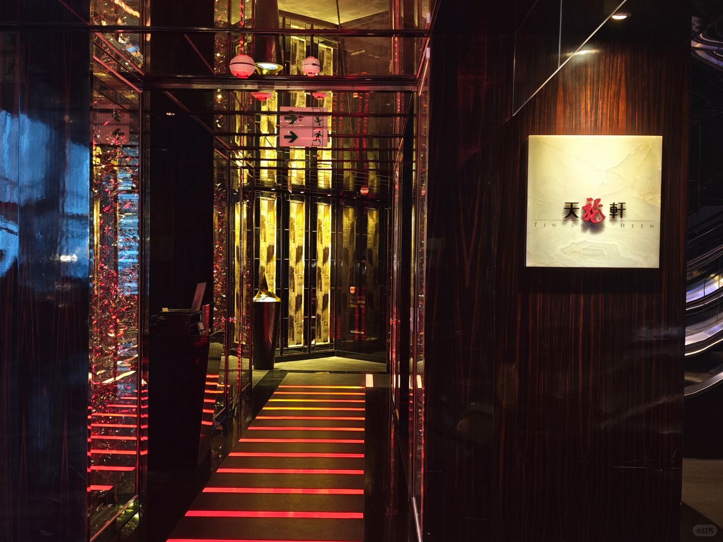 Hong kong-The tallest Ritz-Carlton Hotel in Hong Kong overlooks Hong Kong from the clouds