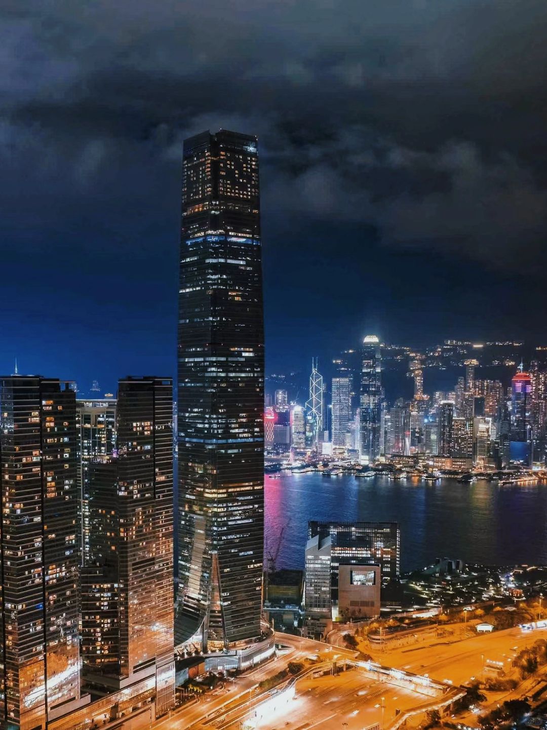 Hong kong-The tallest Ritz-Carlton Hotel in Hong Kong overlooks Hong Kong from the clouds