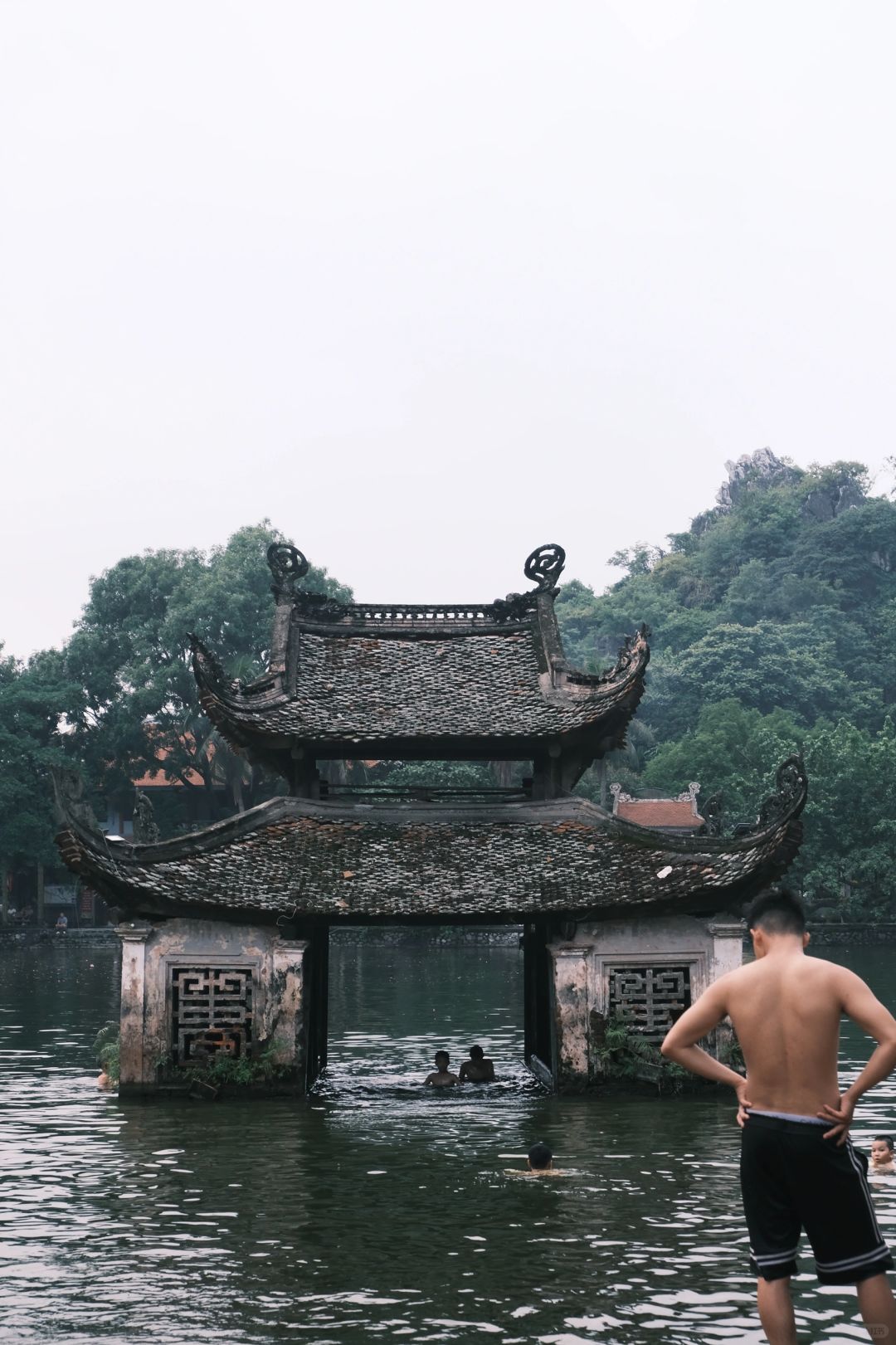 Hanoi-Hanoi walking tour, see St. John's Cathedral and Hoan Kiem Lake in the rain