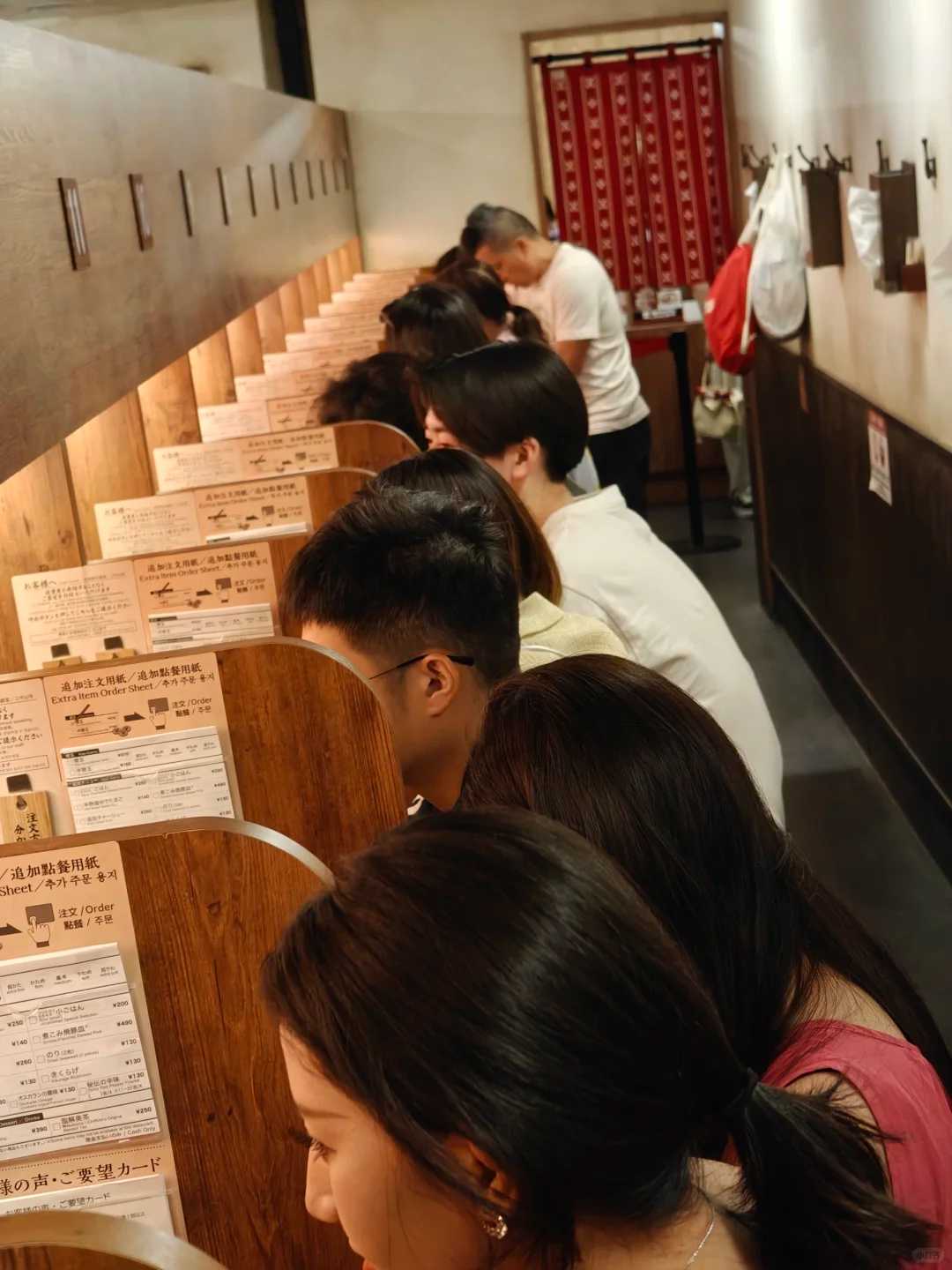 Okinawa-Kokusai-dori Ichiran Ramen set meal?. Contains ramen, meat, fungus, seaweed and egg