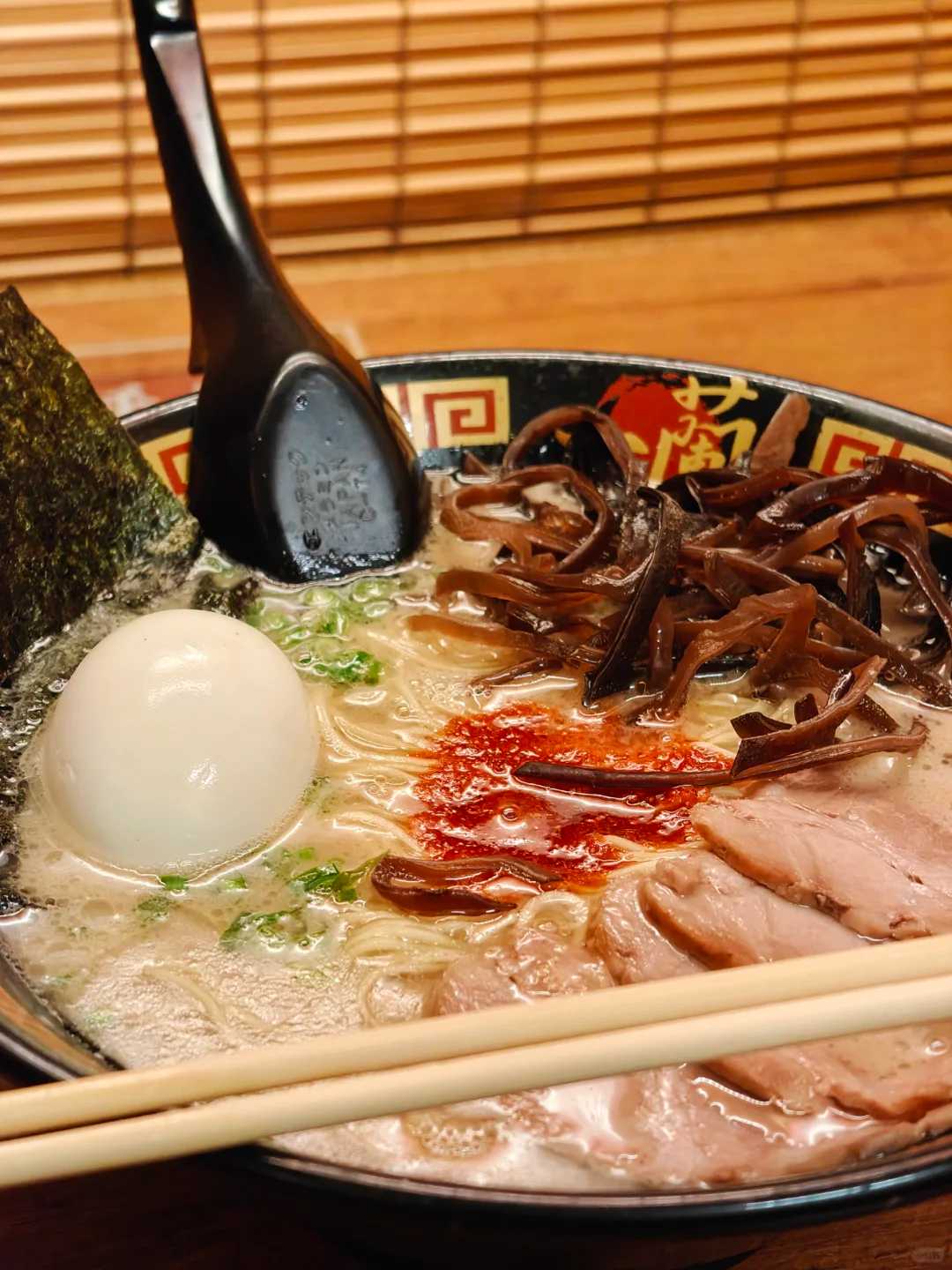 Okinawa-Kokusai-dori Ichiran Ramen set meal?. Contains ramen, meat, fungus, seaweed and egg