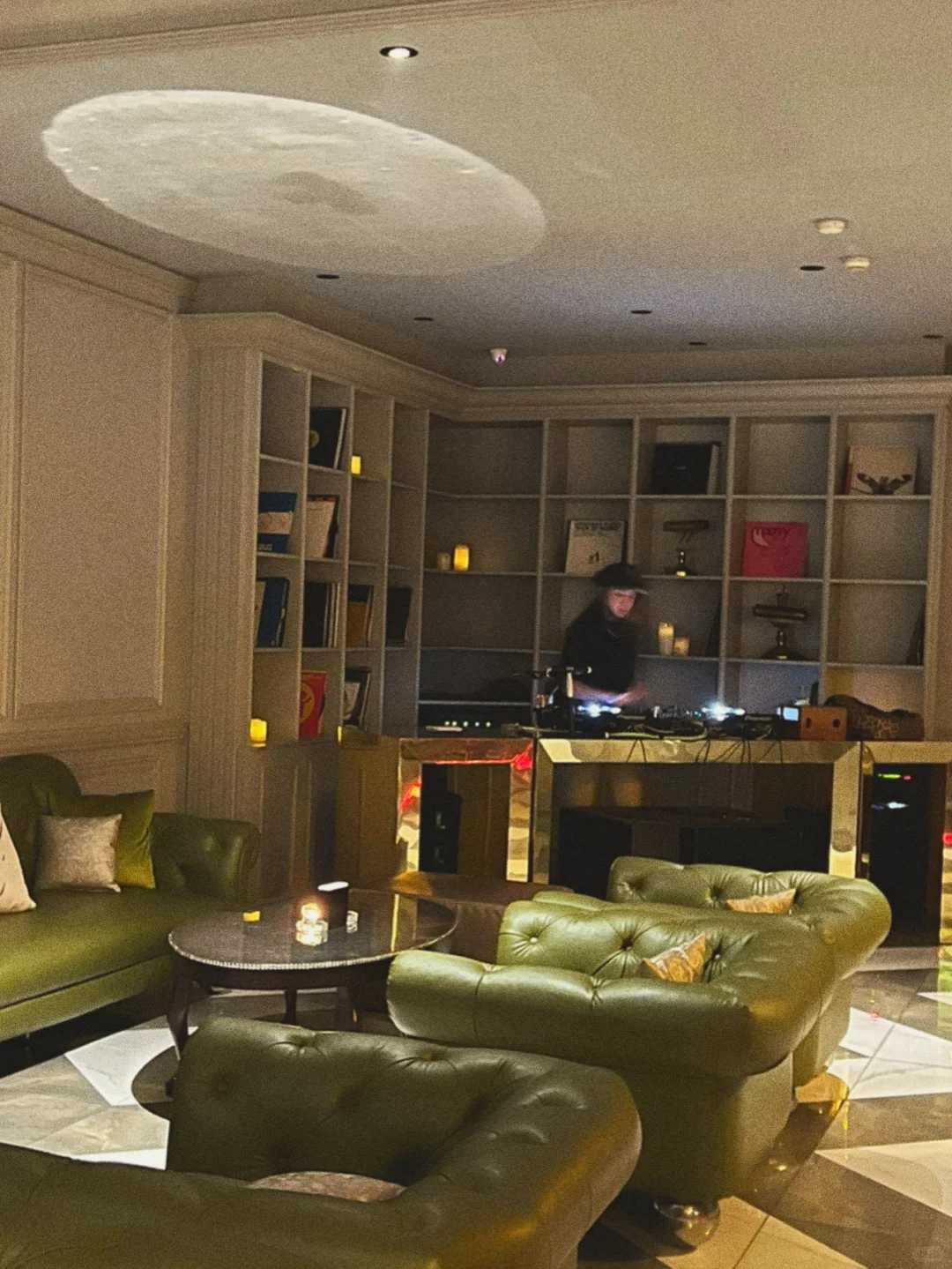 Taiwan-Kaohsiung Barcode Bar?, the atmosphere inside the store is a bit like a small nightclub