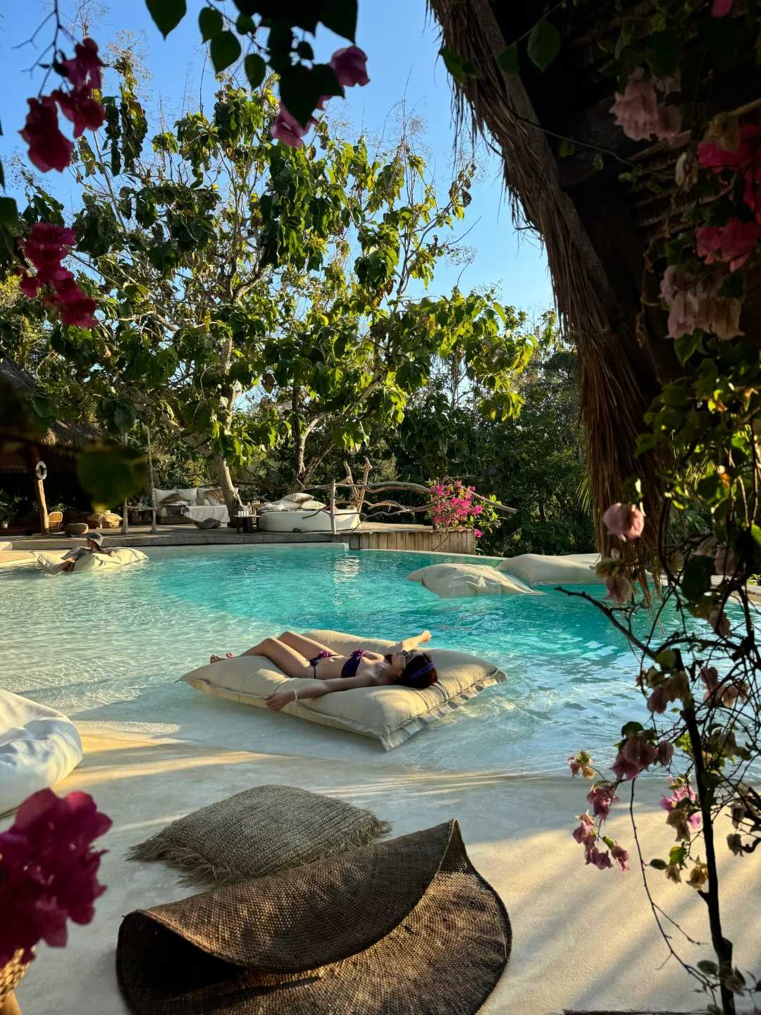 Bali-La Cabane hotel, lie on the floating bed in the hotel pool and forget all your worries