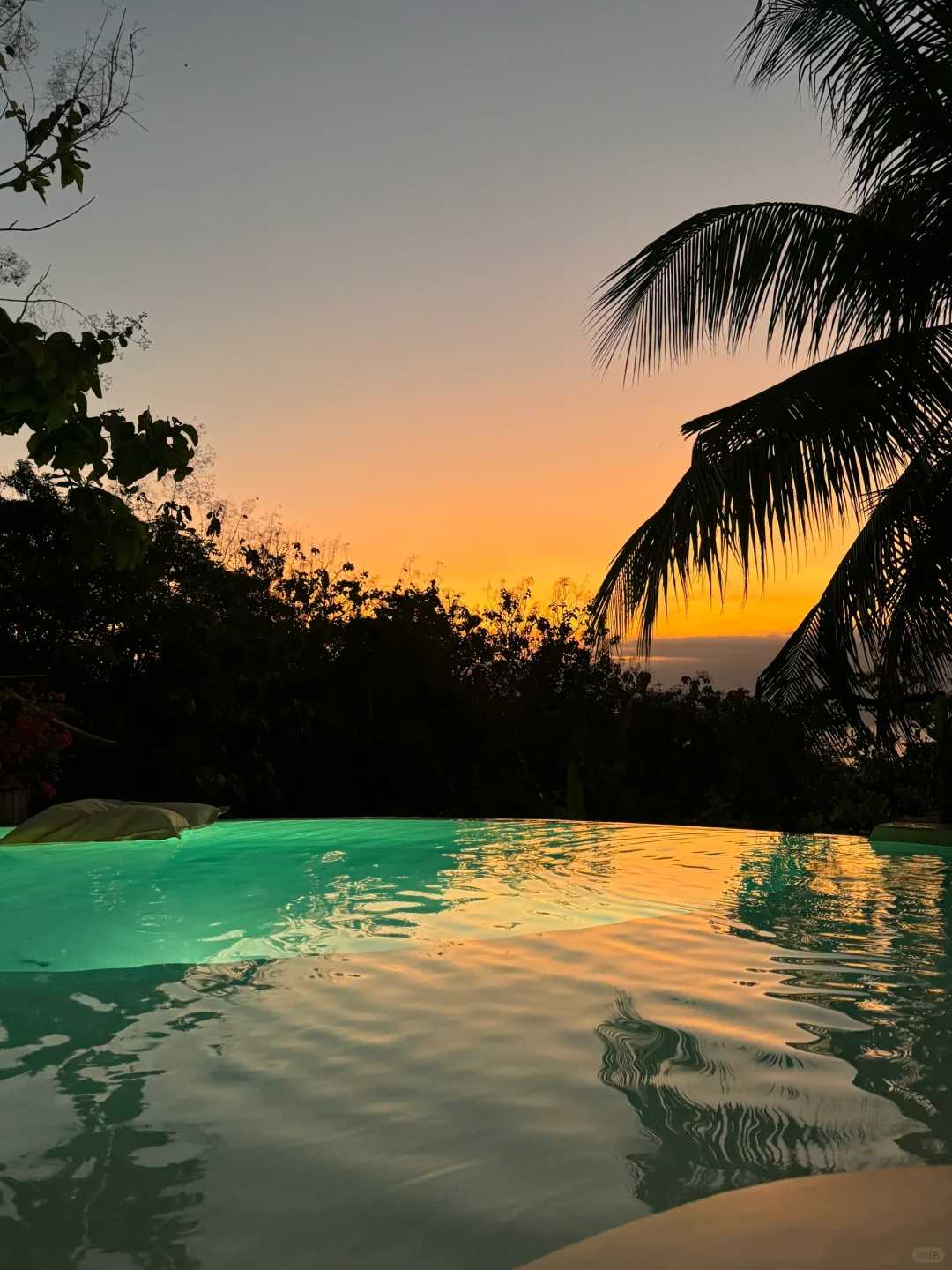 Bali-La Cabane hotel, lie on the floating bed in the hotel pool and forget all your worries