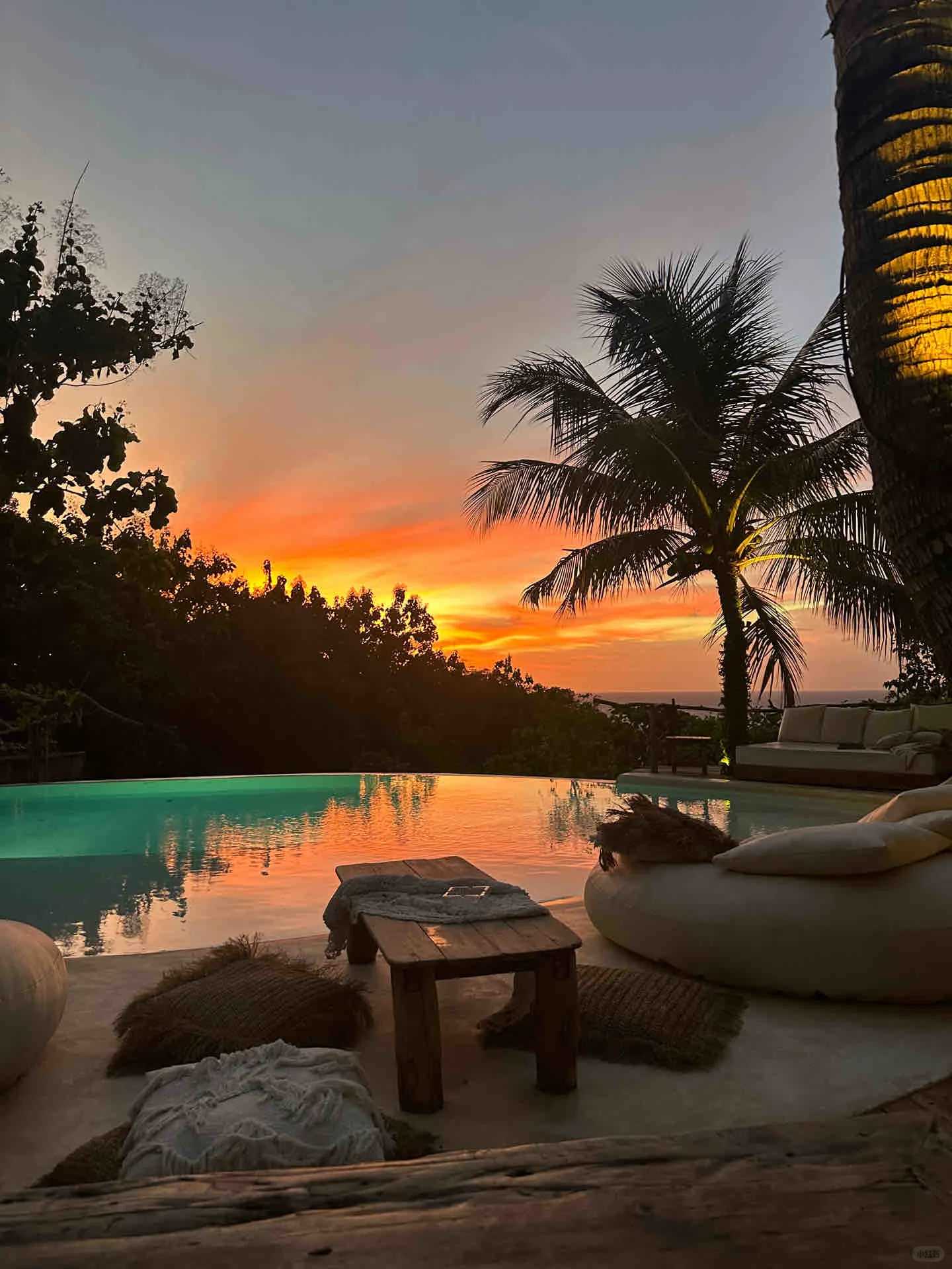 Bali-La Cabane hotel, lie on the floating bed in the hotel pool and forget all your worries
