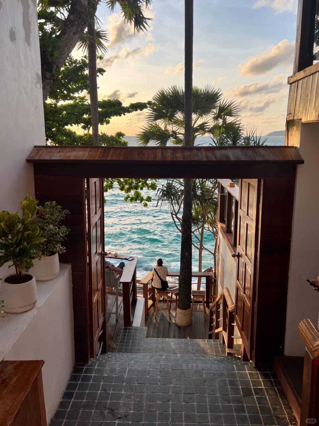 Phuket-Pin Beach bar, On the hill Karon, The Commune Terrace & Bar. Phuket seaside restaurant