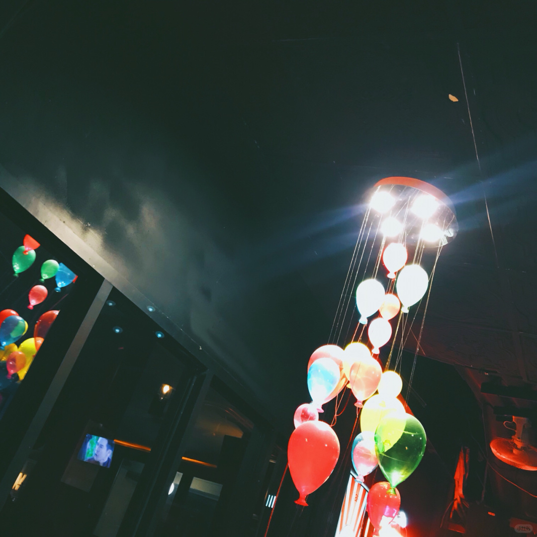 Chiang Mai-Warm Up Bar on Nimman Road in Chiang Mai, the favorite bar for young people?